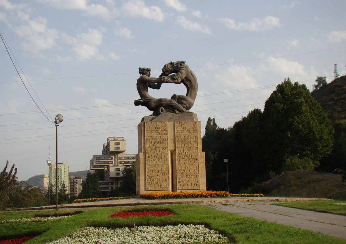 Сидячий памятник в Тбилиси