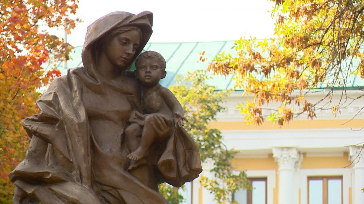 Памятник матери и дитя Пенза