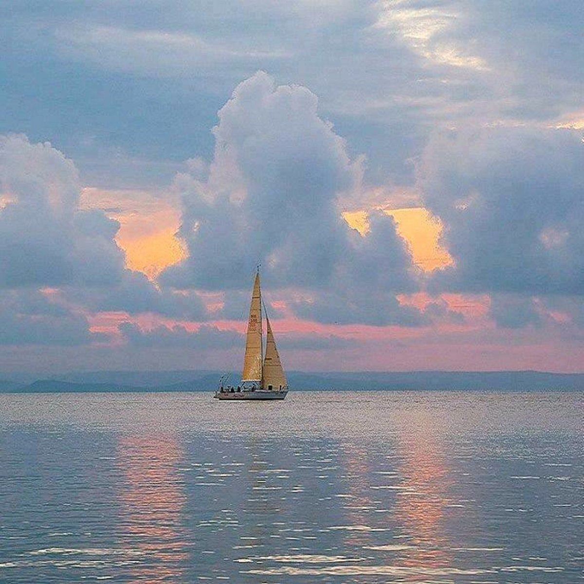 Парусник в море