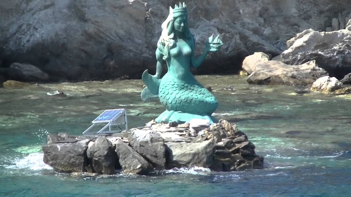 Syros Греция памятник Русалка