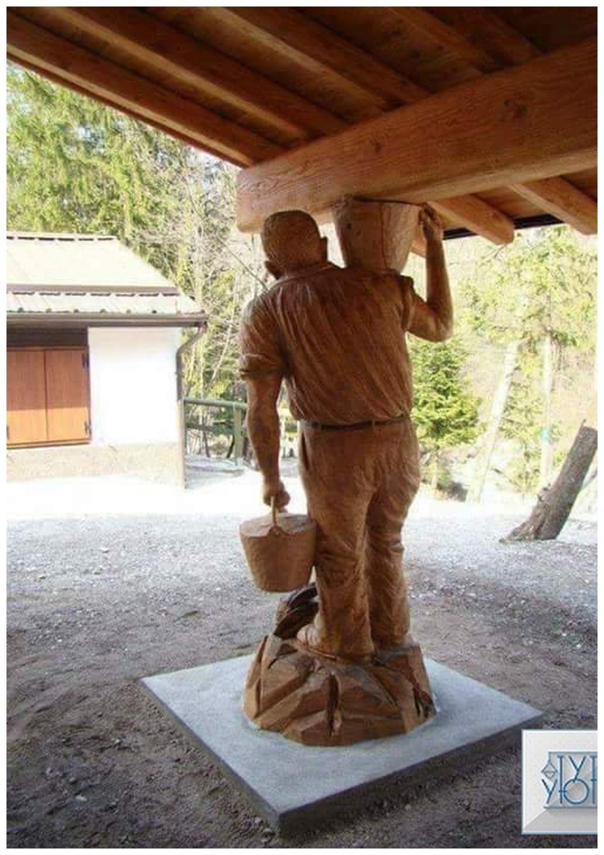 Строят памятник
