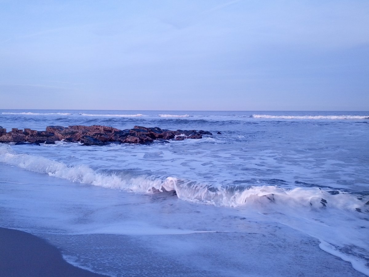 Холодное море пляж