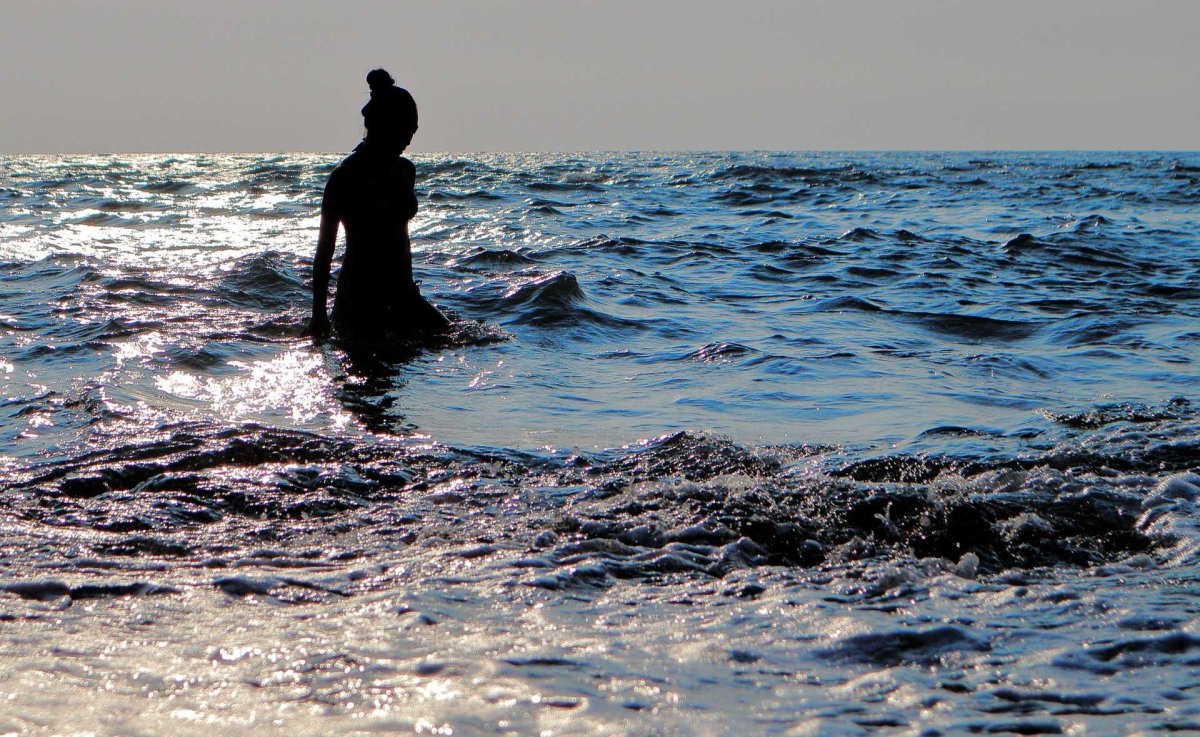 Заходит в море
