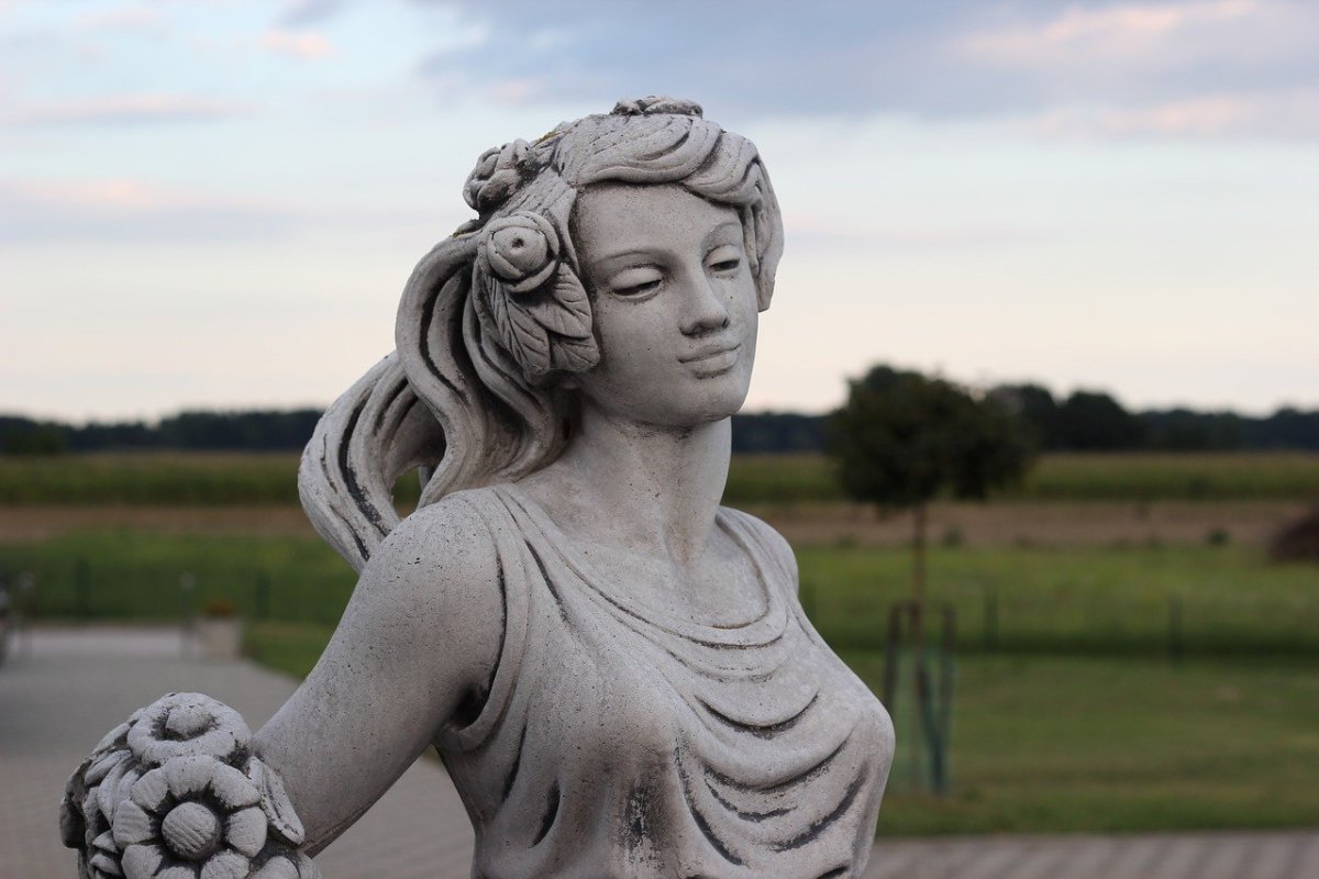 Красивые скульптуры женщин