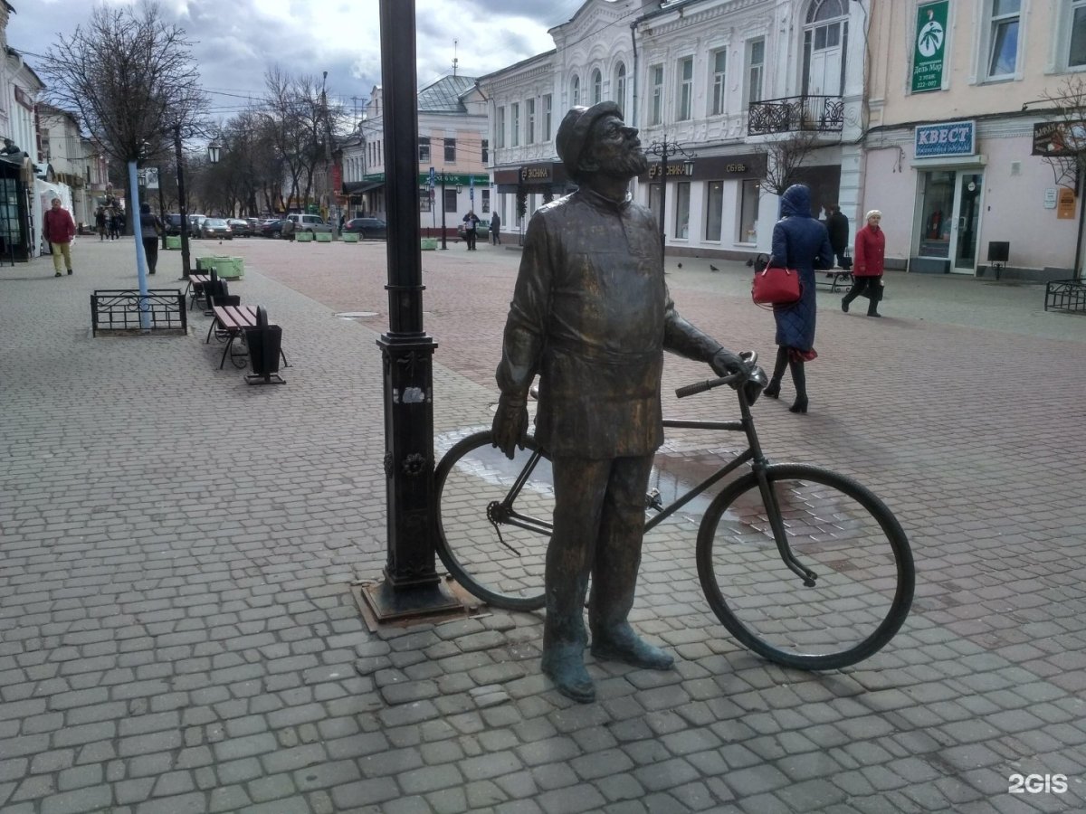 Памятник Циолковскому в Калуге с велосипедом