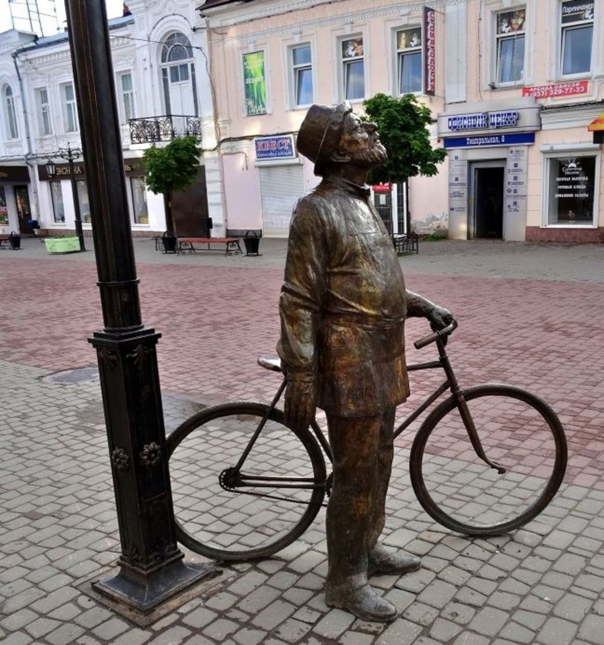 Циолковский с велосипедом Калуга