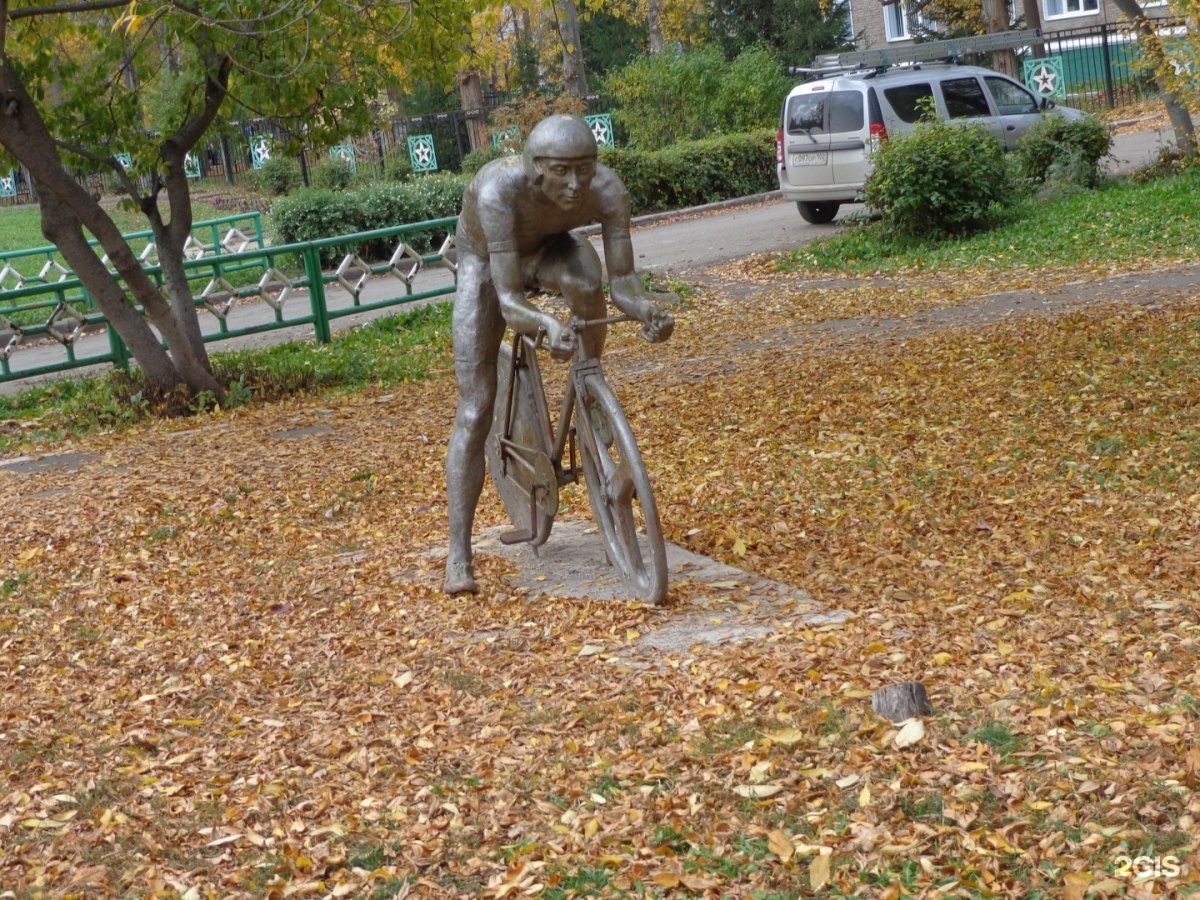 Памятник велосипедистам Дема
