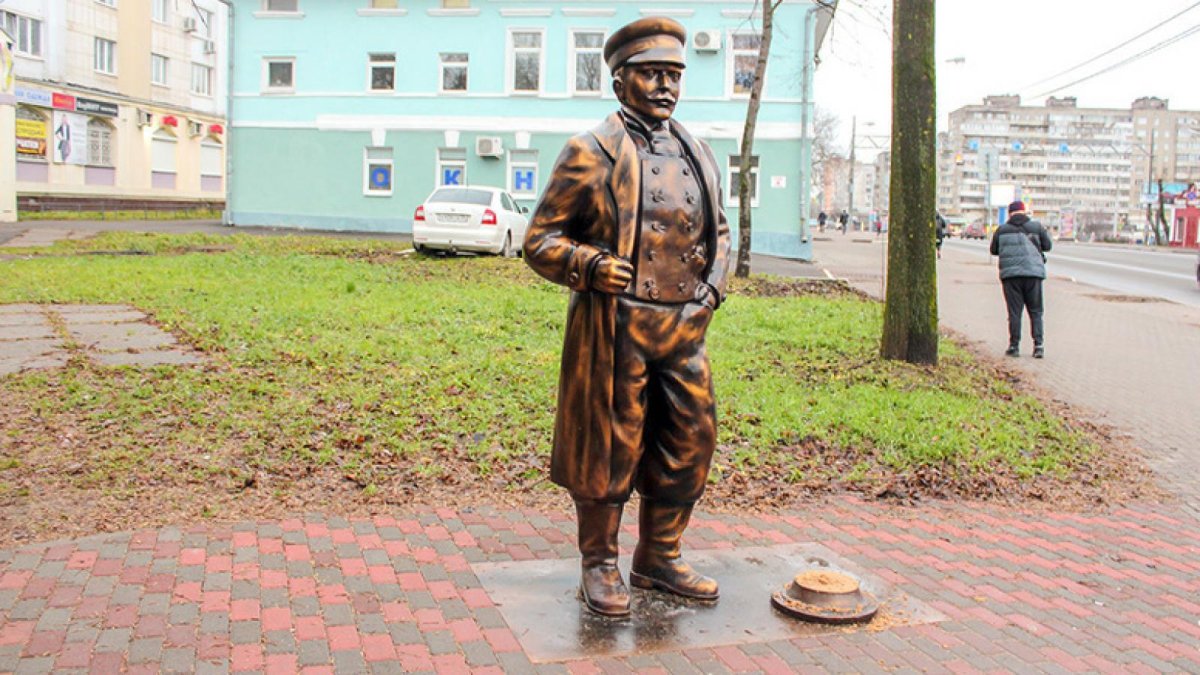 Памятник купцу в Череповце