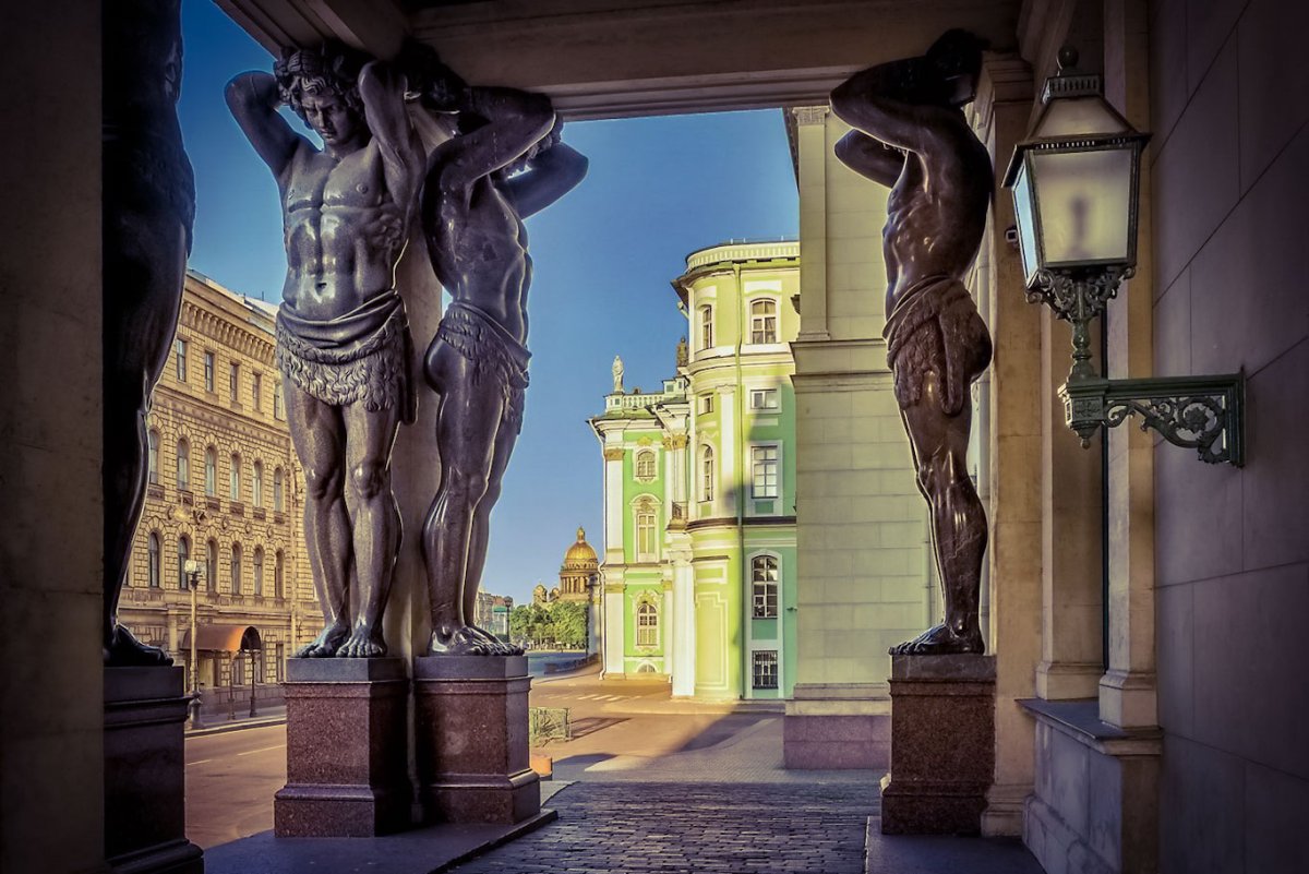 Атланты нового Эрмитажа в Санкт-Петербурге
