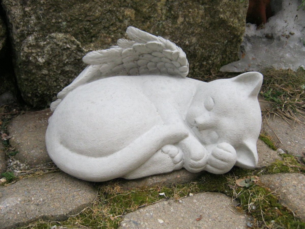 Скульптура кошки из мрамора