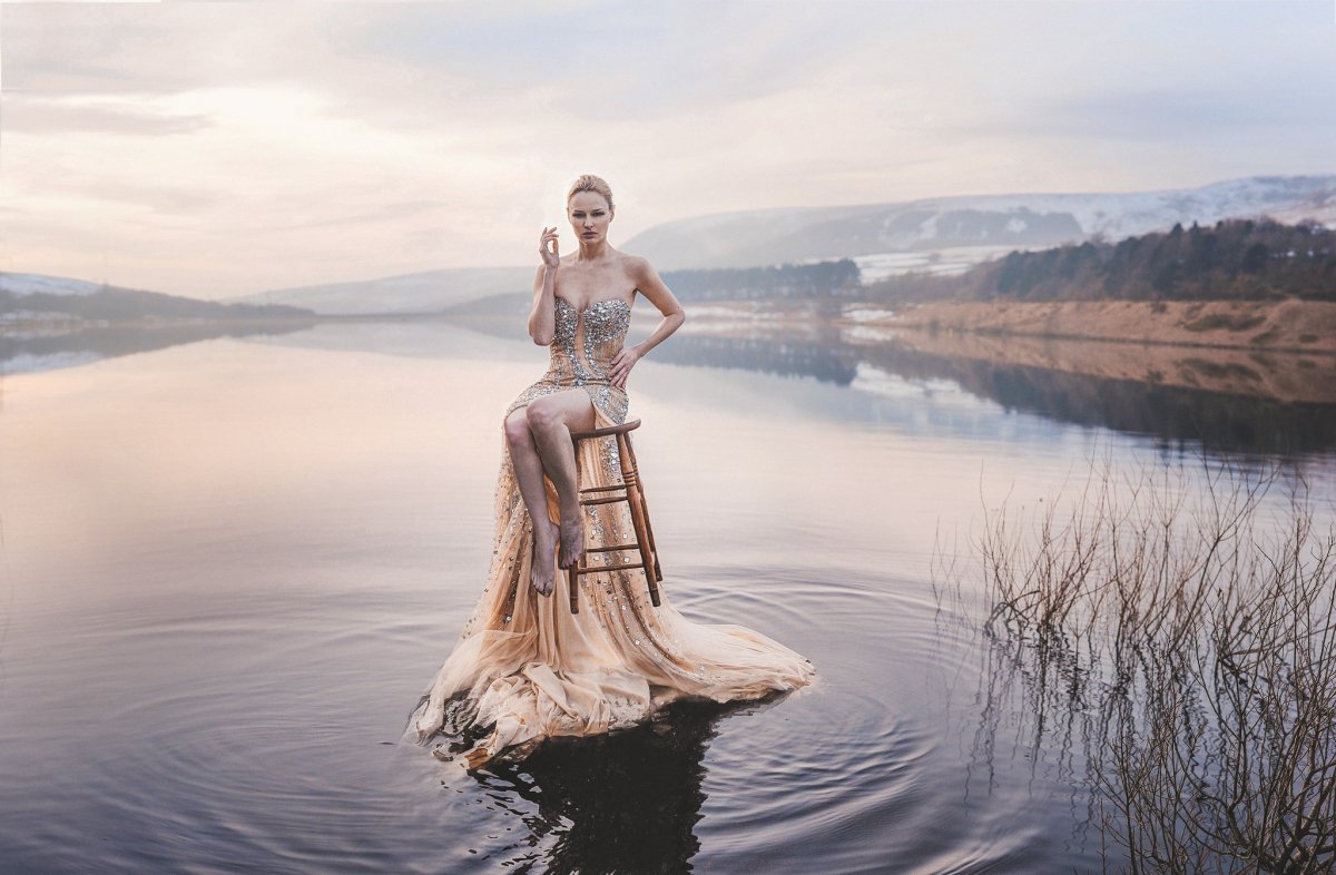 Фотосессия в воде в платье