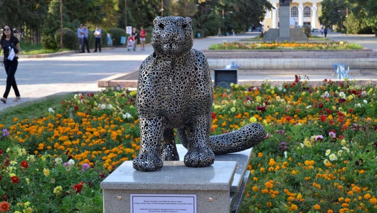 Памятник снежному Барсу