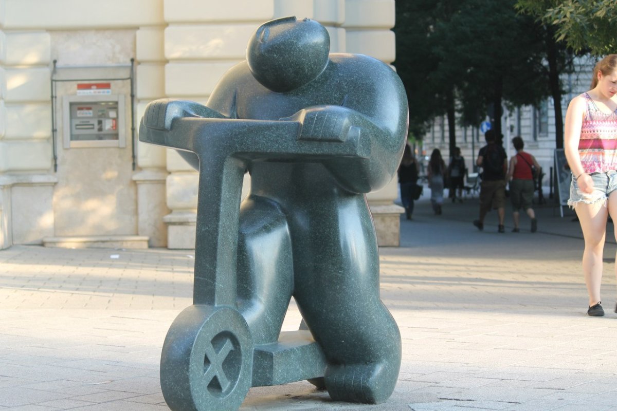 Странные памятники в Европе