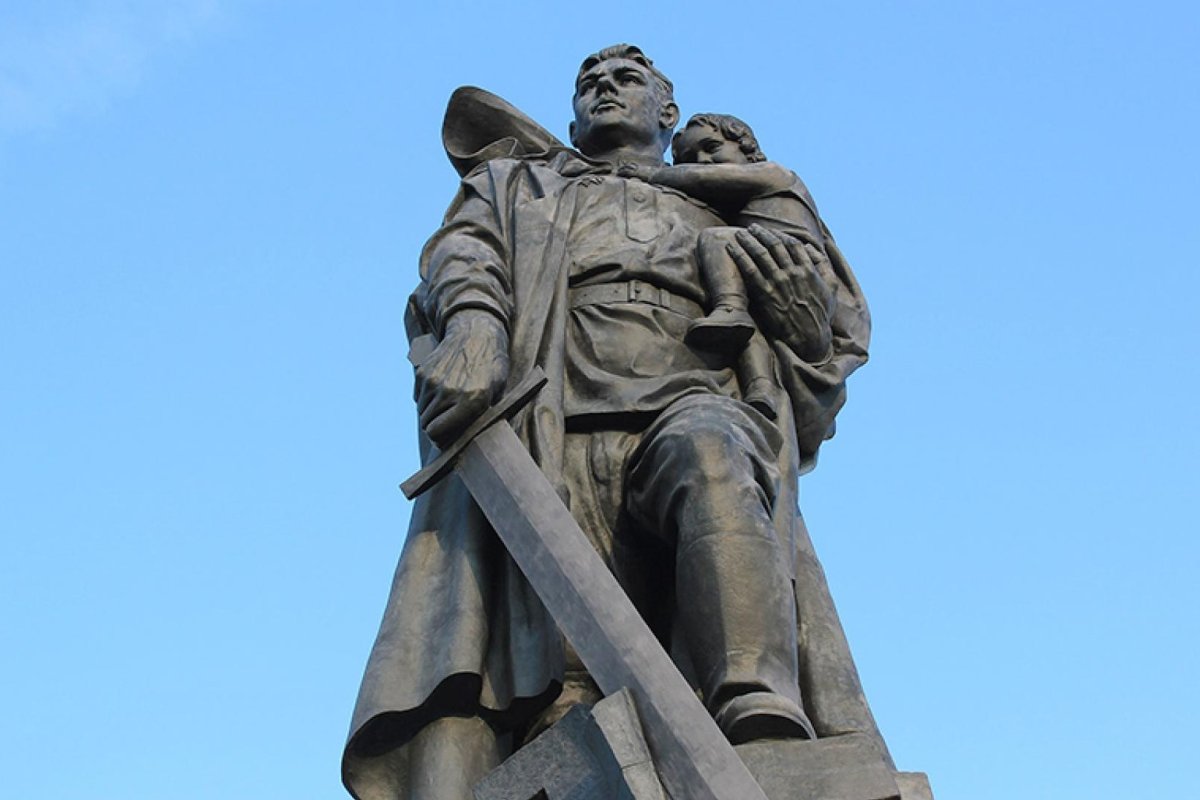 Солдат освободитель памятник в Берлине