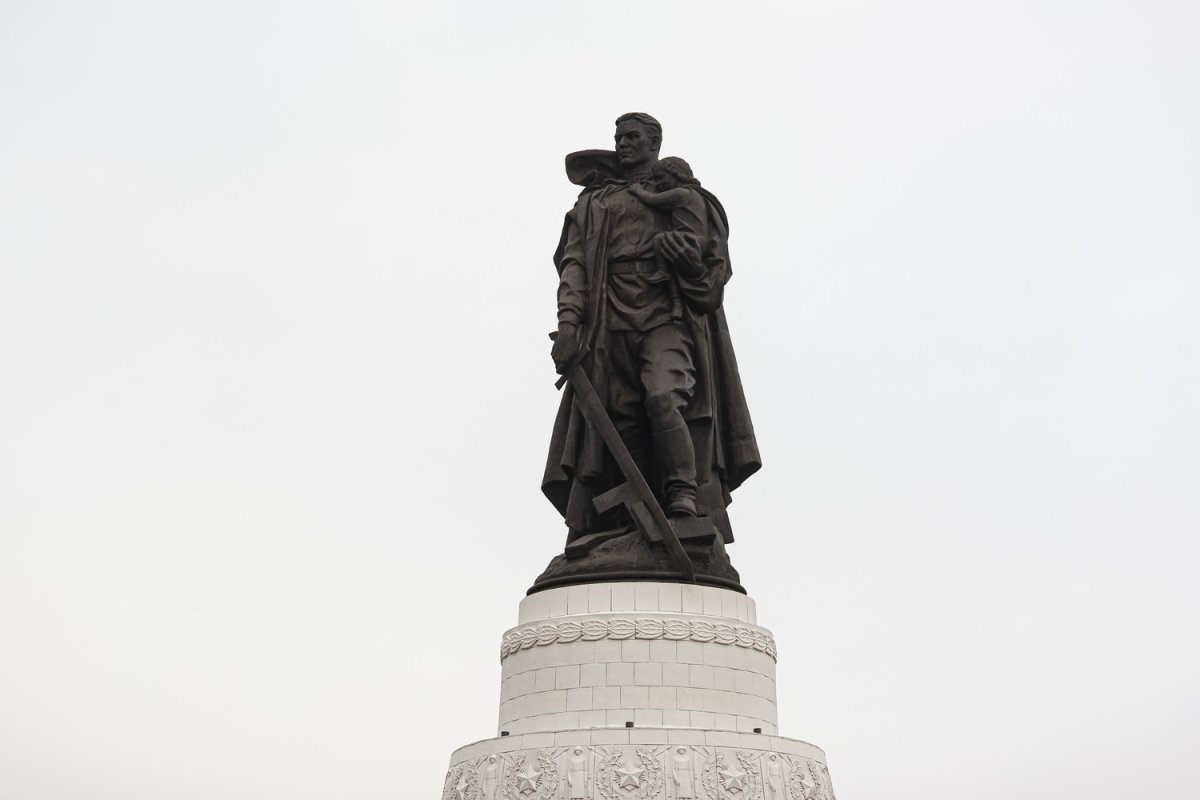 Памятник неизвестному солдату в Берлине в Трептов-парке