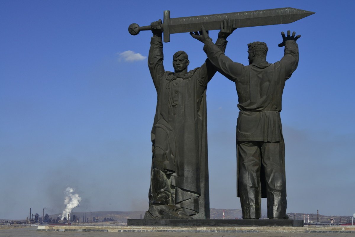 Памятник тыл фронту в Магнитогорске