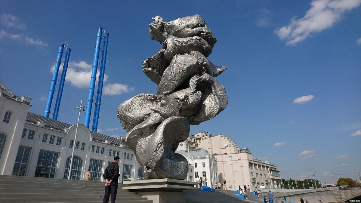 Урс Фишер памятник в Москве