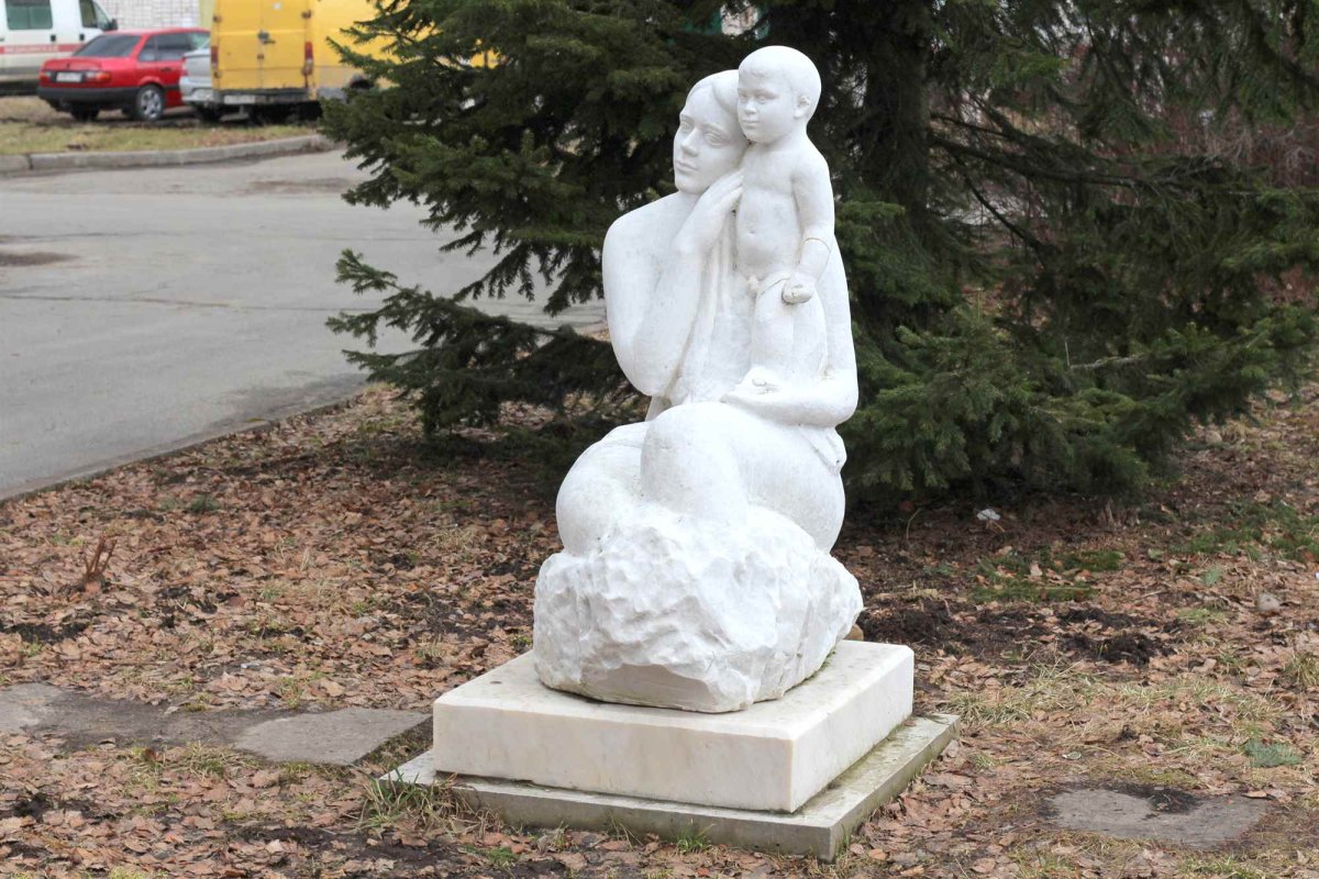 Скульптура «мать и дитя» город Югорск