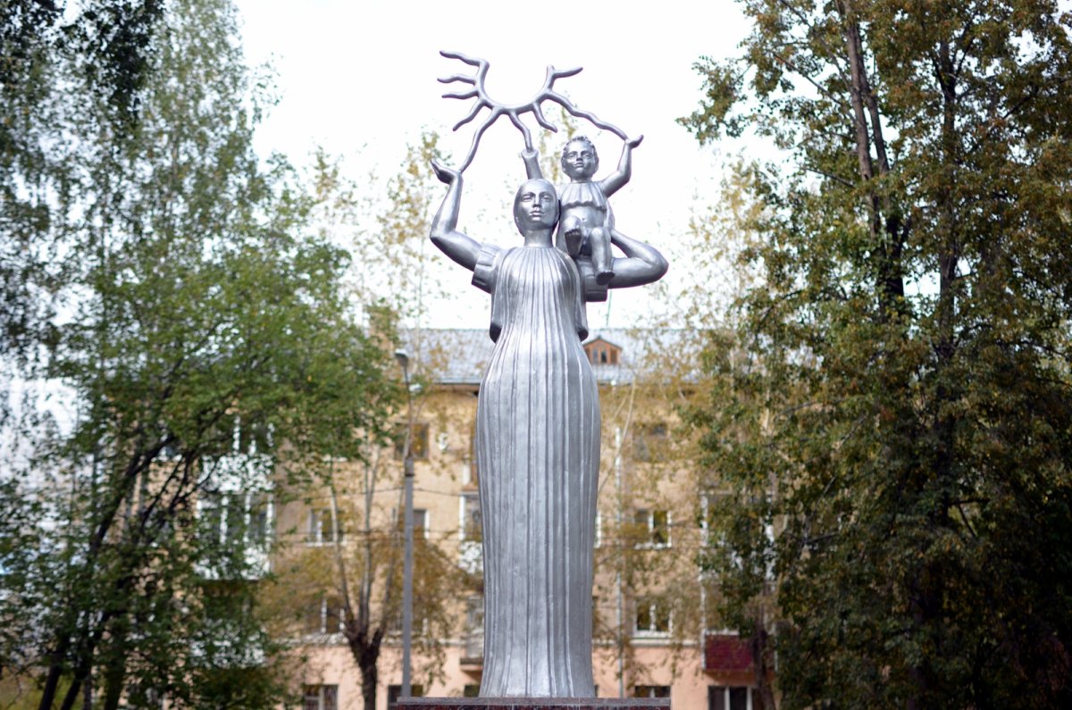 Памятник в Краснокамске мать и дитя
