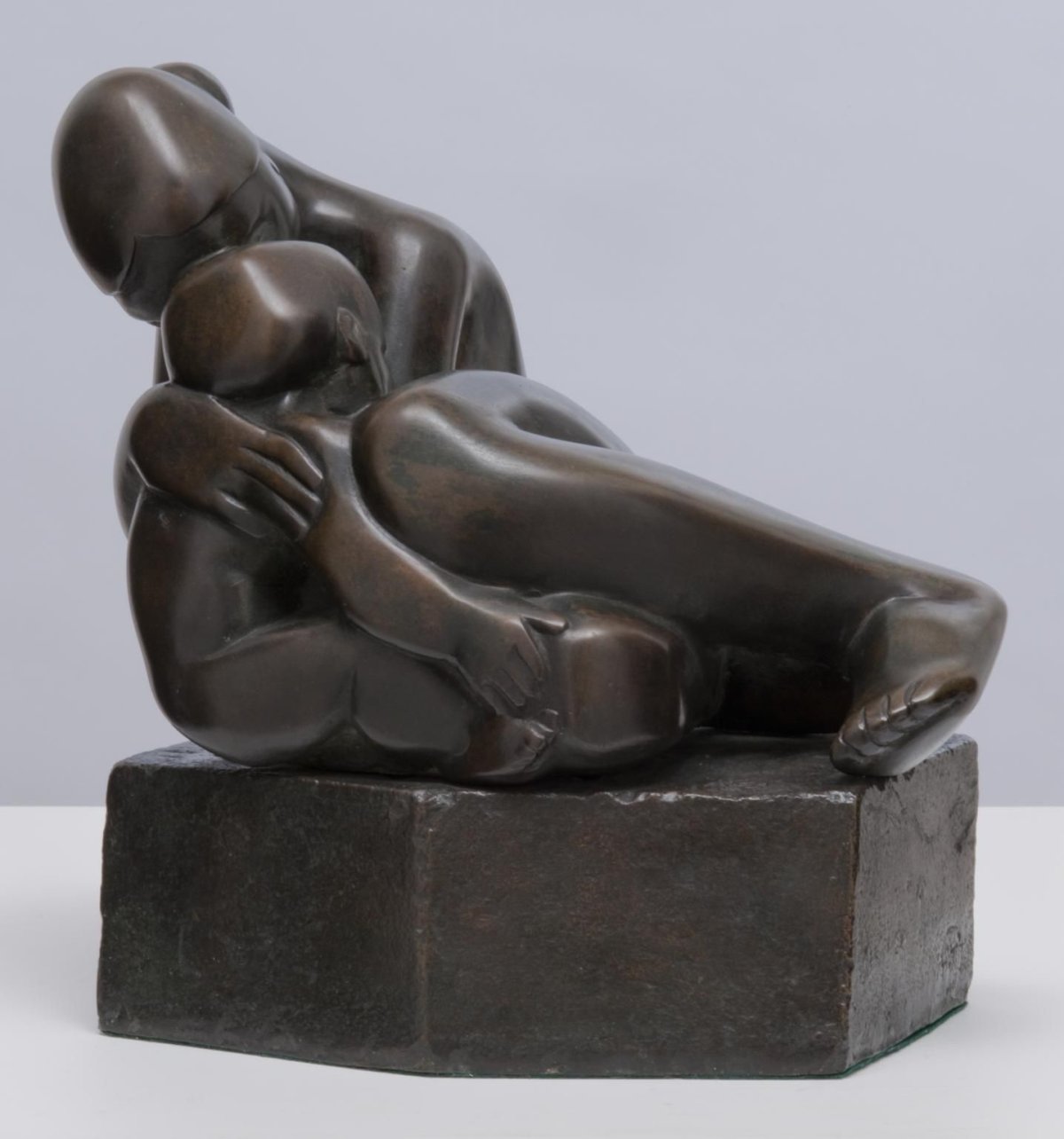 Мать и дитя» (1934, Тейт) Барбары Хепуорт