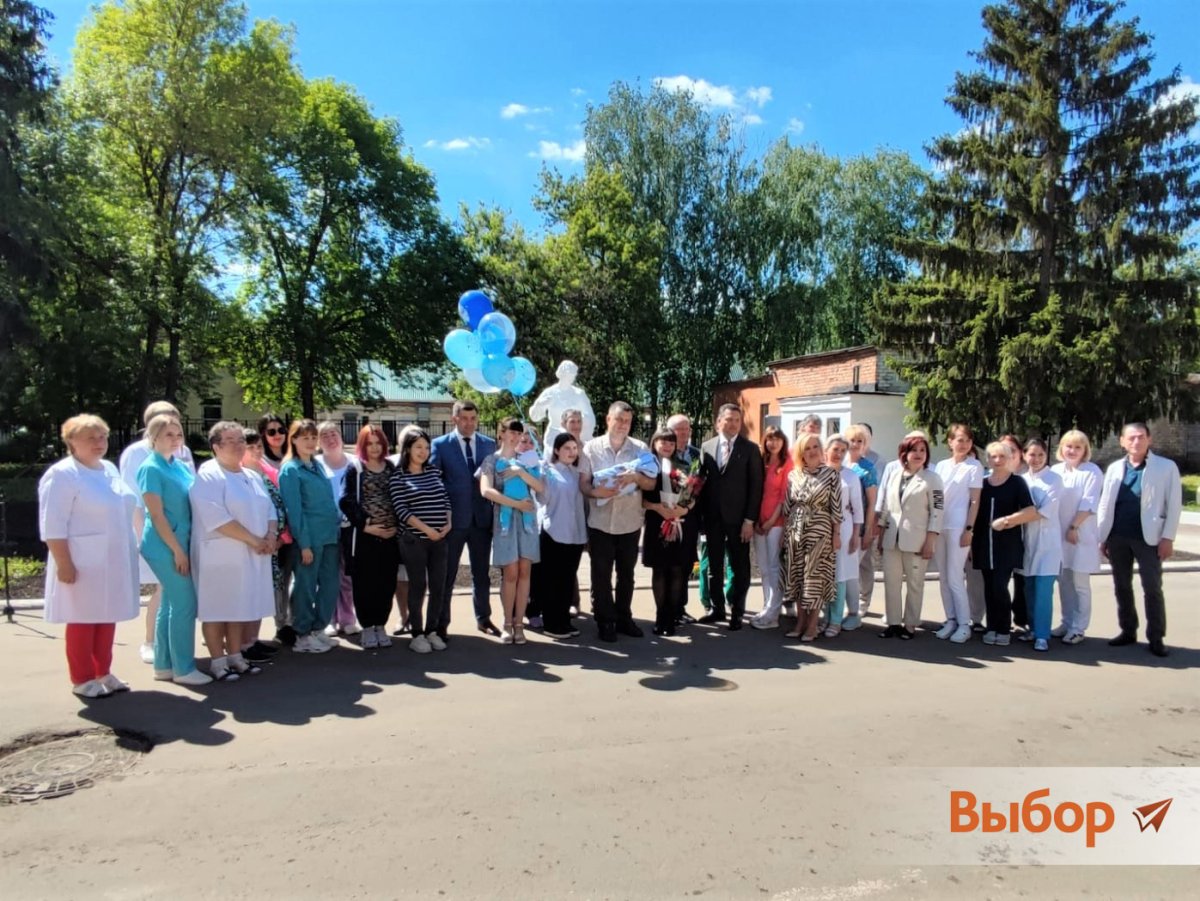 Ахшарумовского статуя мать и дитя