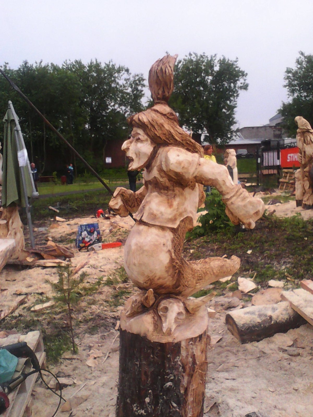 Фигурки бензопилой из бревен
