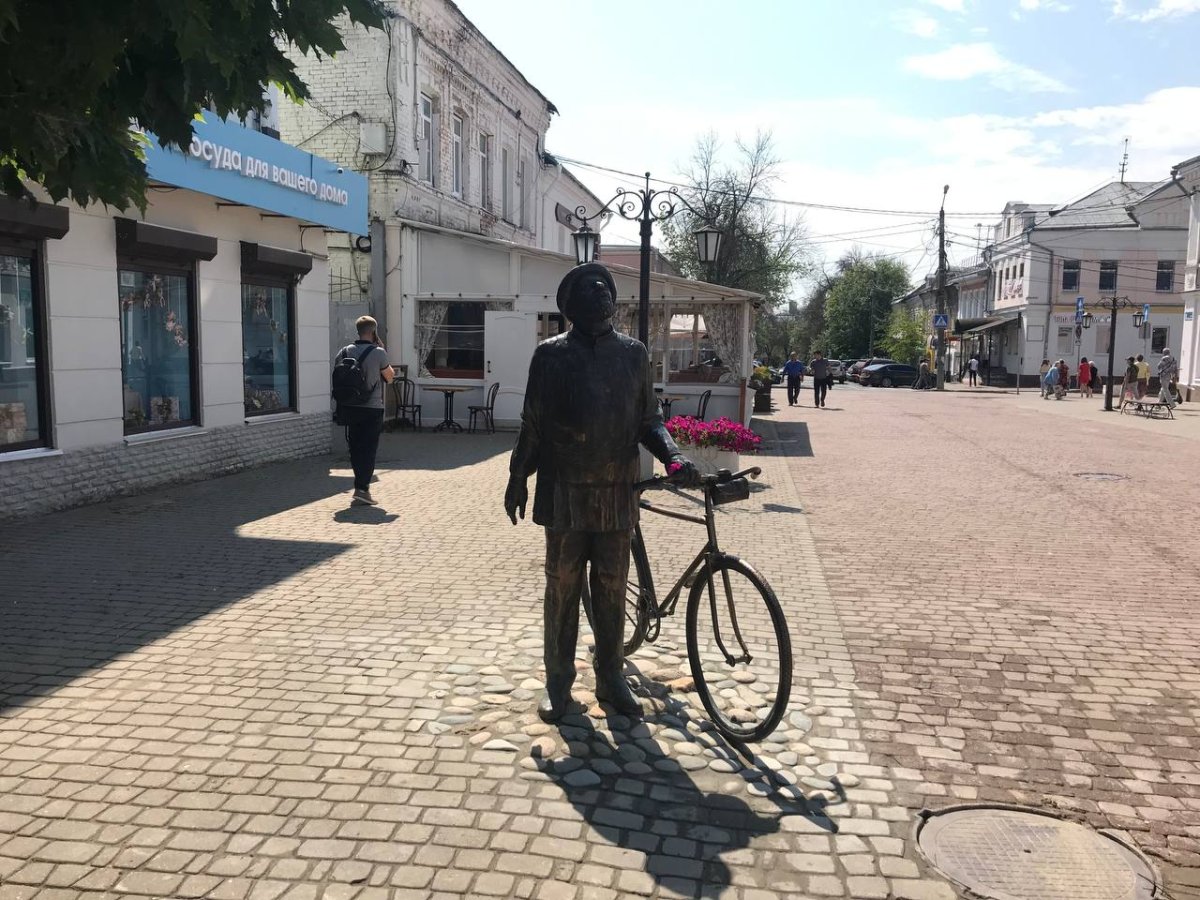 Памятник Циолковский с велосипедом в Калуге на театральной
