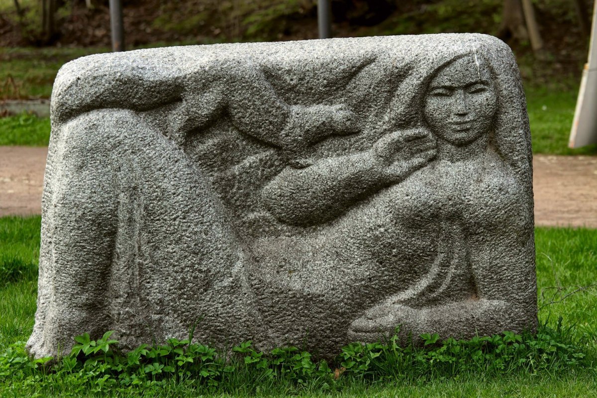 Каменные скульптуры