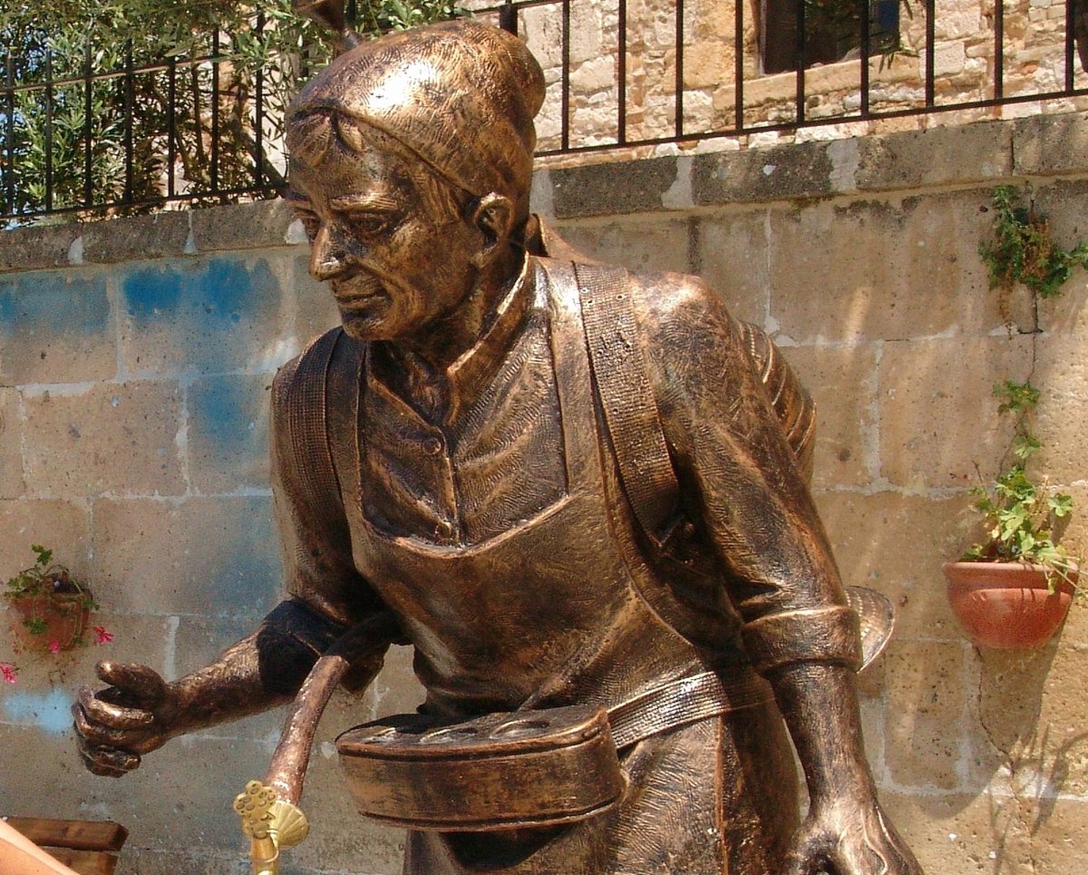 Памятник из бронзы