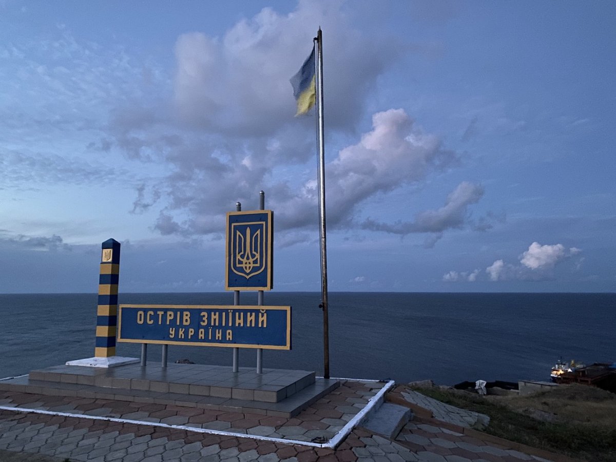 Поселок белое остров змеиный