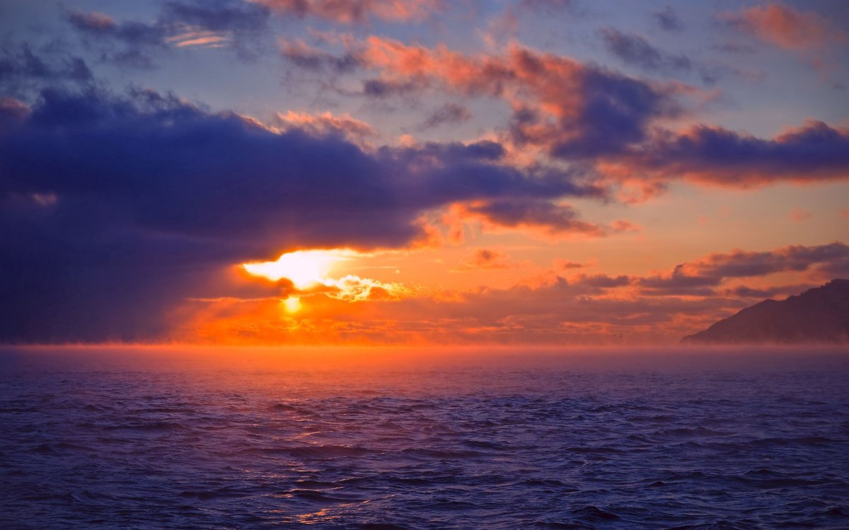 Красивый закат на море