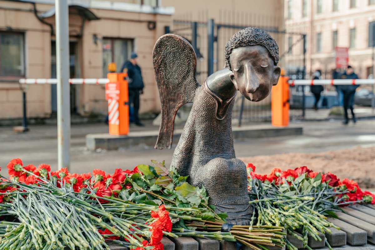 Печальный ангел памятник врачам в СПБ