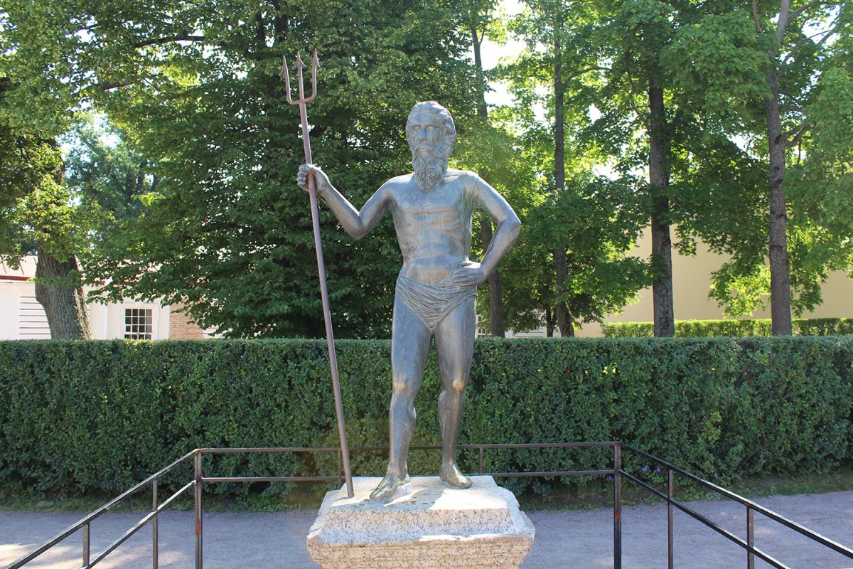 Статуя Нептуна в Петергофском парке