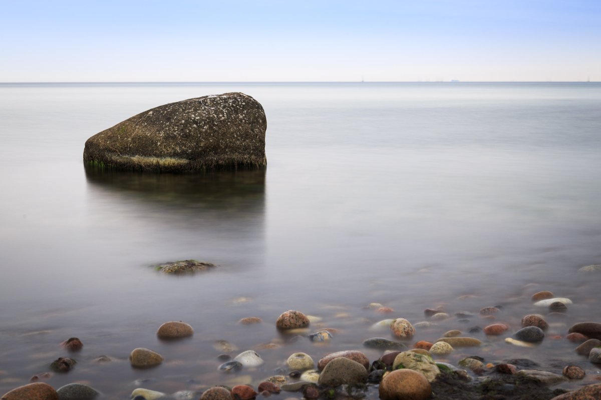 Камни булыжники вдоль Балтийского моря