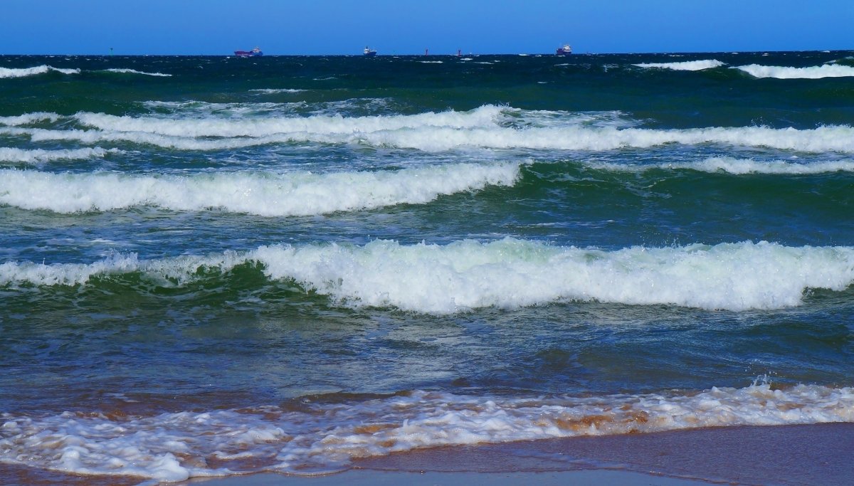 Балтийское море волны