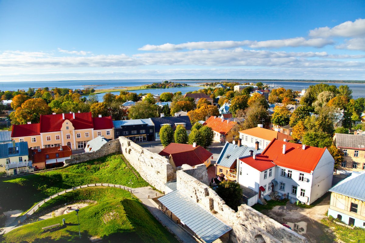 Эстония планирует. Город Хаапсалу в Эстонии. Замок Хаапсалу Эстония. Пярну Эстония. Эстония Пярну старый замок.
