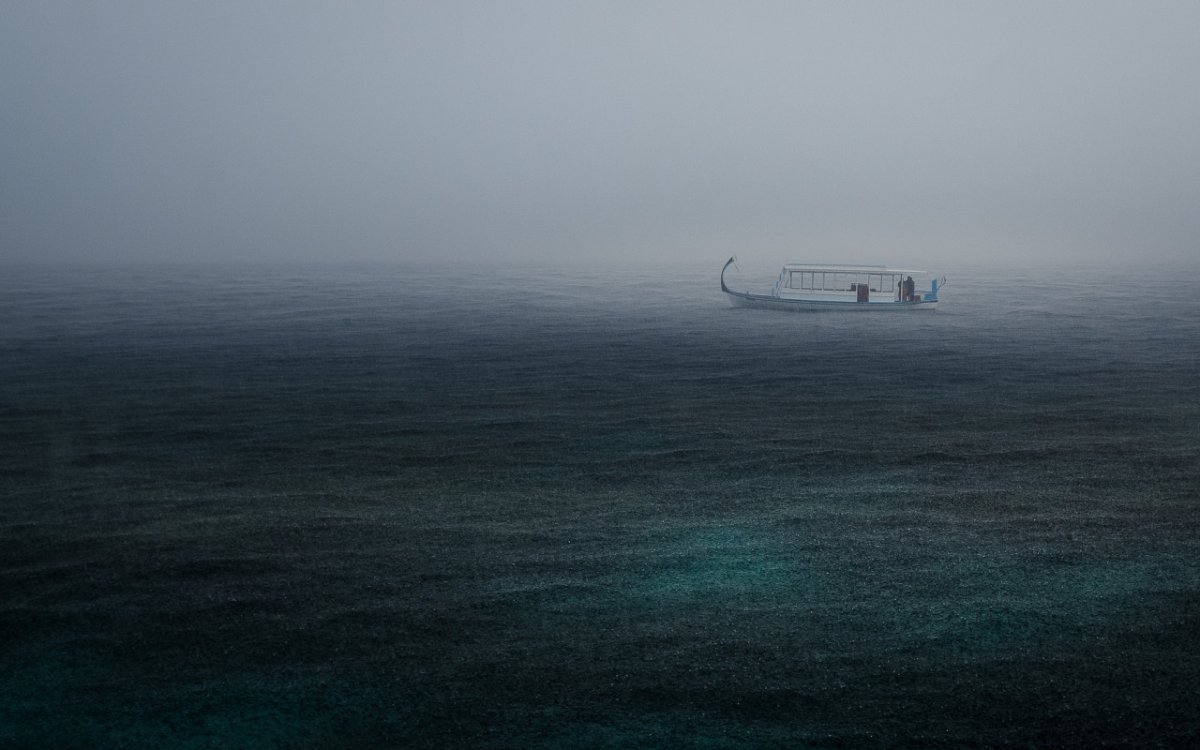Море лодка дождь