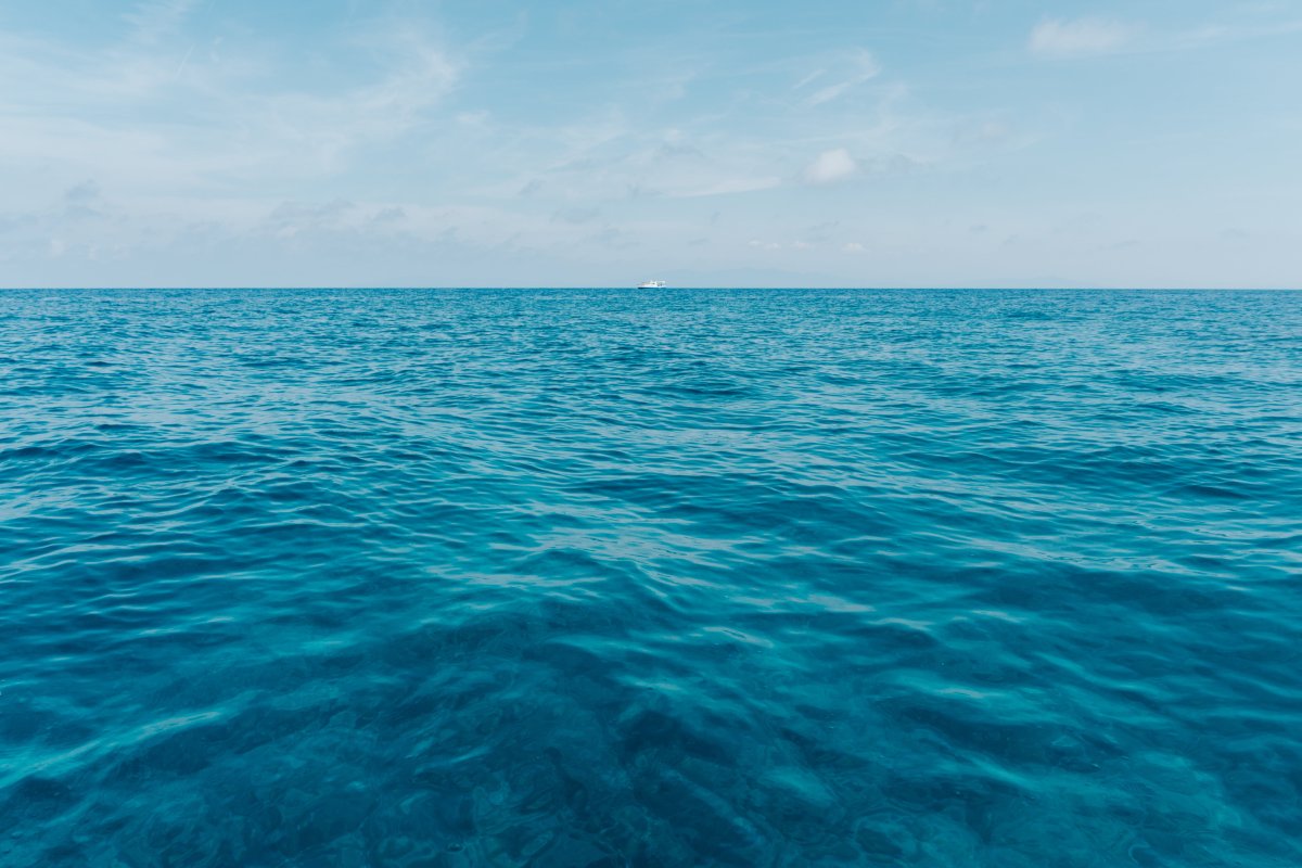 Голубое море