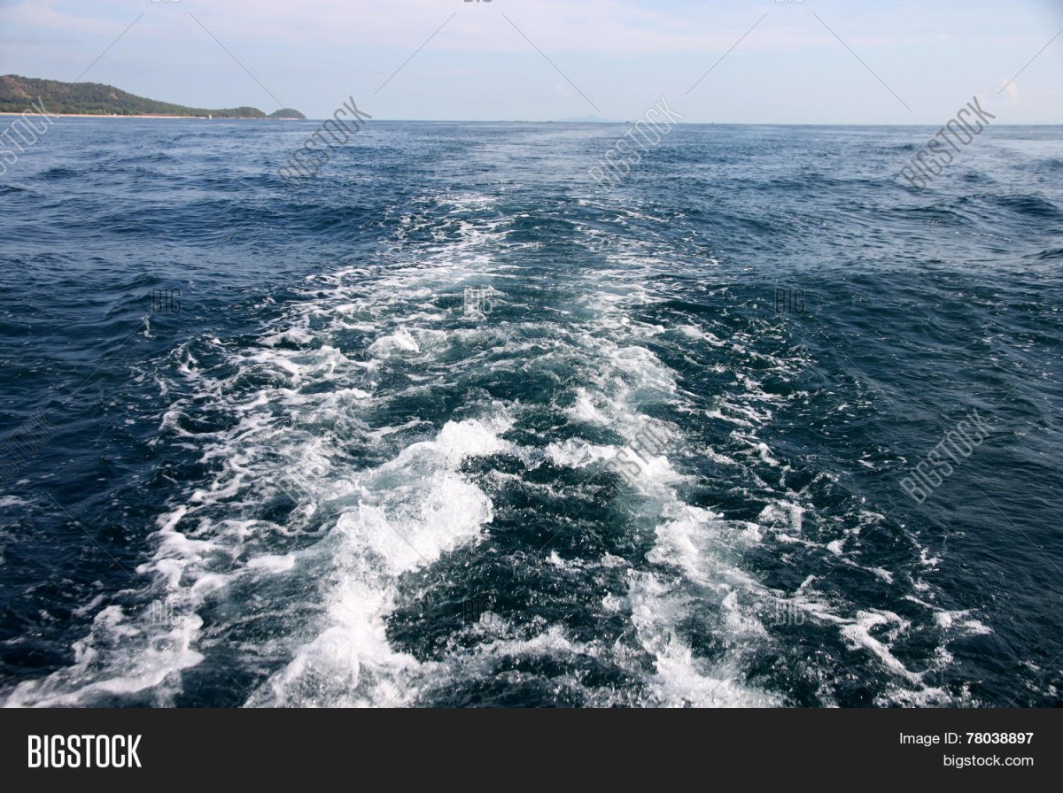 Только море за кормой