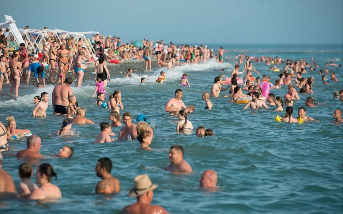 Черное море пляж много людей