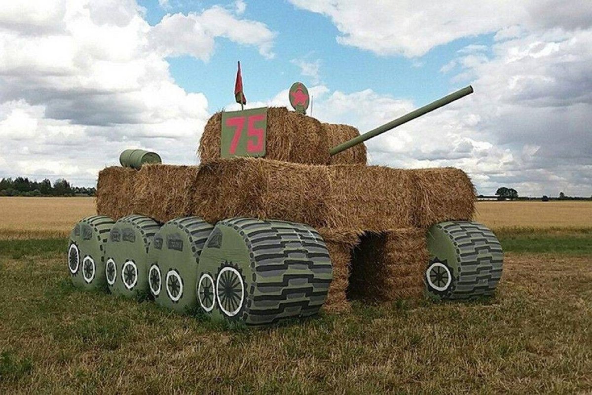 Из рулонов соломы