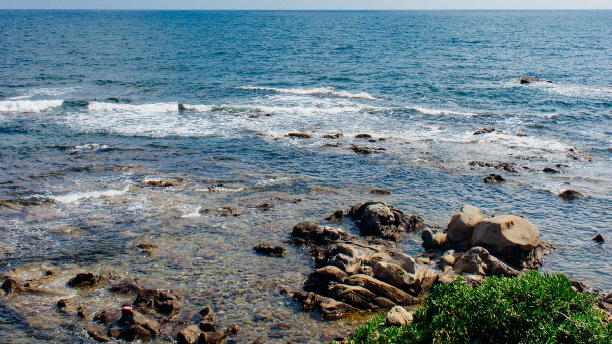 Скалы на берегу моря фото