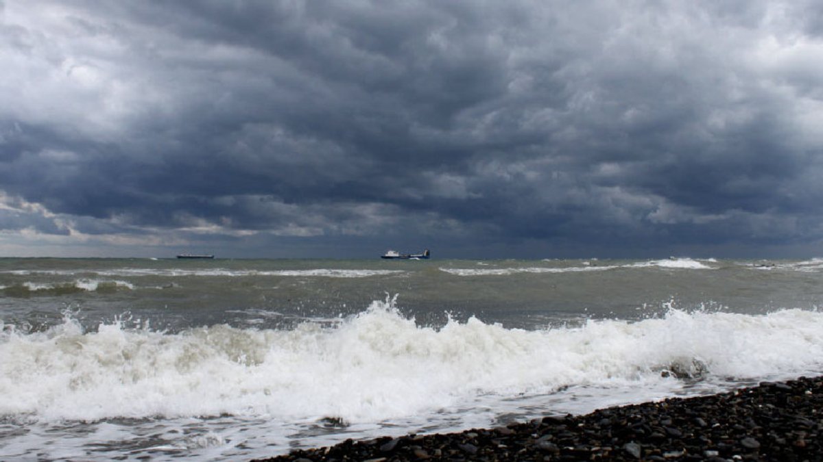Черное море пасмурно