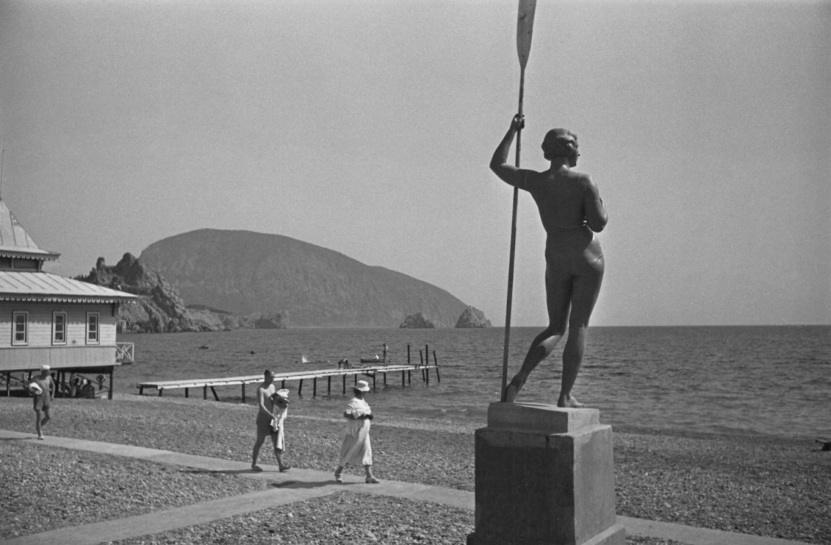 Девушка с веслом Шадр 1936