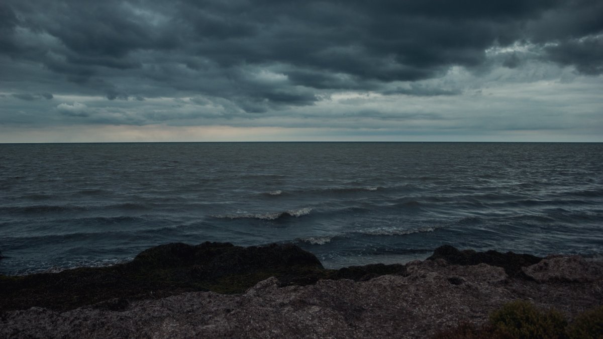 Пасмурное море