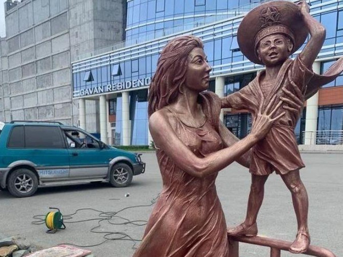 Скульптура мама и ребенок Владивосток