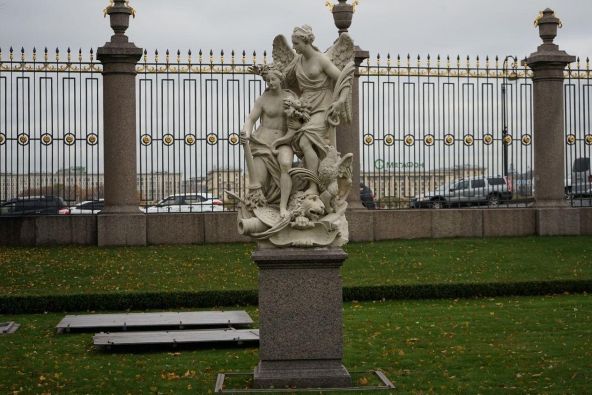 Памятник в летнем саду Санкт-Петербурга