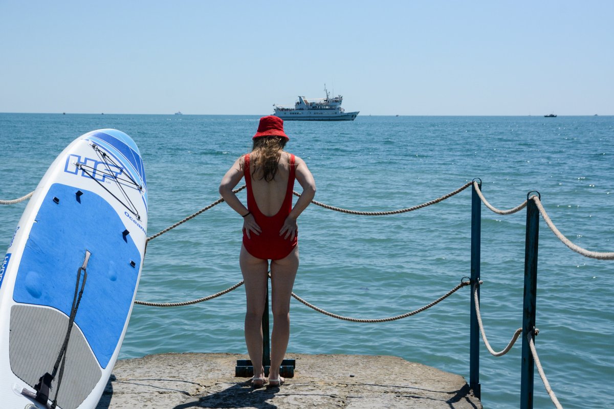Черное море с людьми