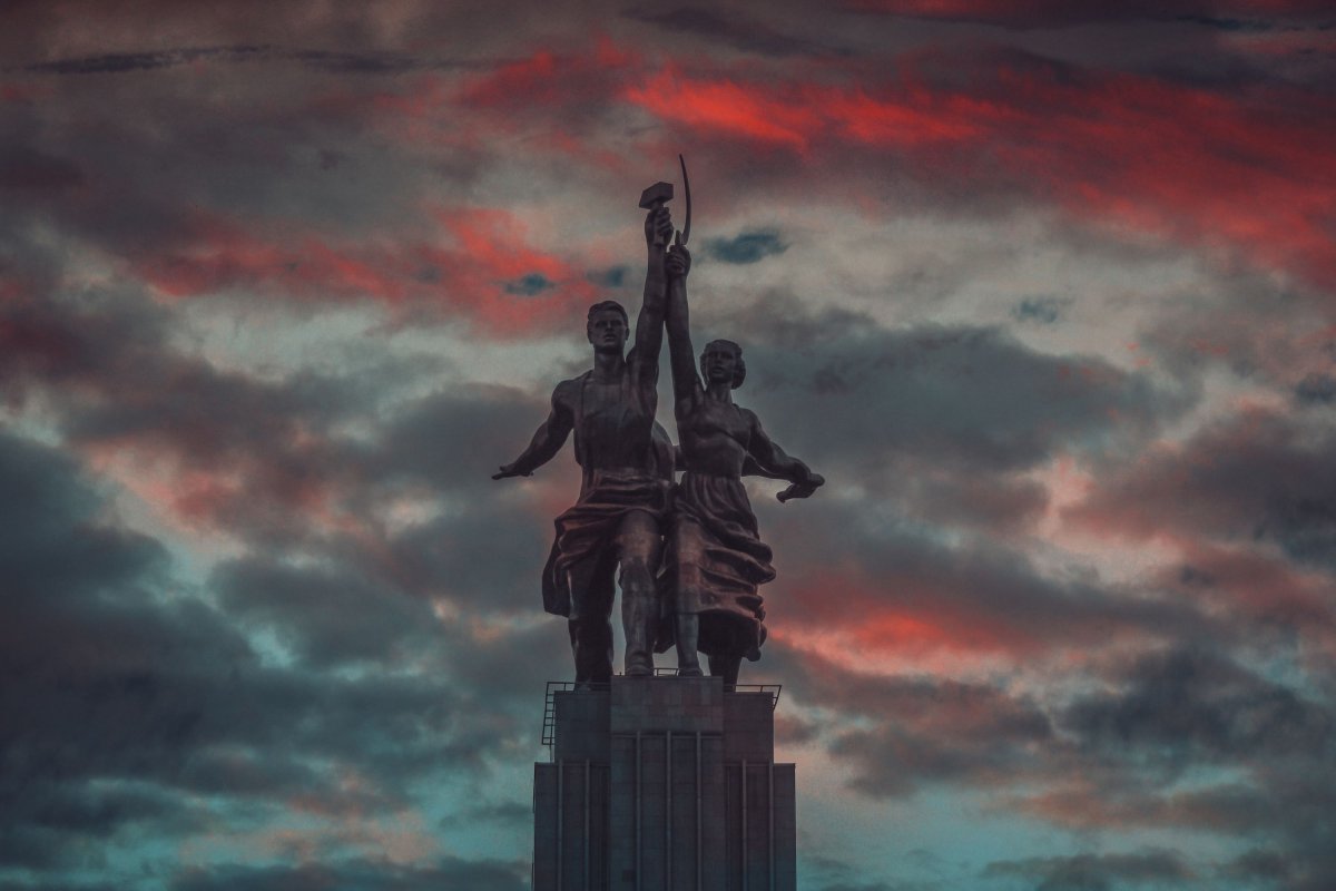 Скульптура серп и молот рабочий и колхозница