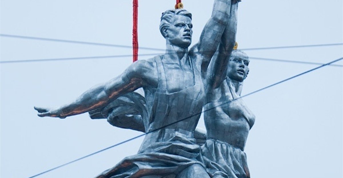 В.Мухина - скульптурная группа «рабочий и колхозница» 1937.
